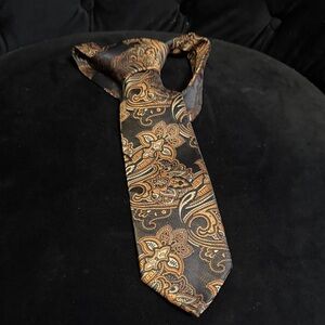 Elegant Paisley Tie in Black and Gold